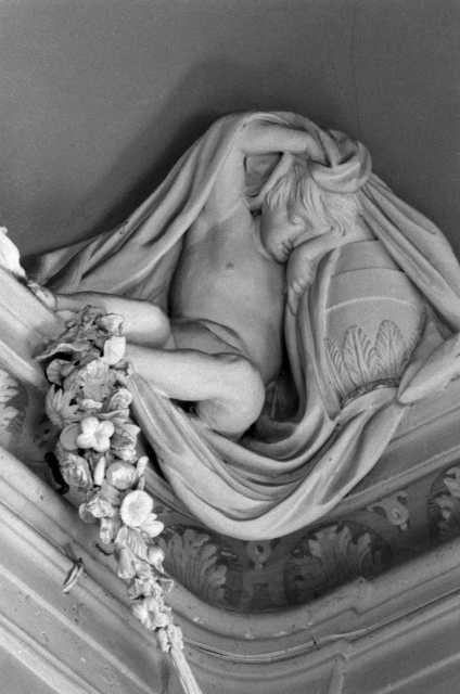 Tumidei, Stefano — Rossi Giacomo - sec. XVIII - Putto che dorme appoggiato a un vaso — particolare